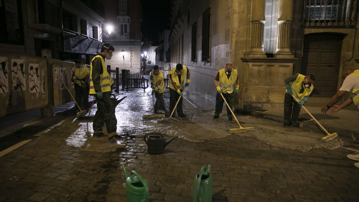 Aplicación del líquido antideslizante antes de los Sanfermines de 2023. Foto: Ayuntamiento de Pamplona