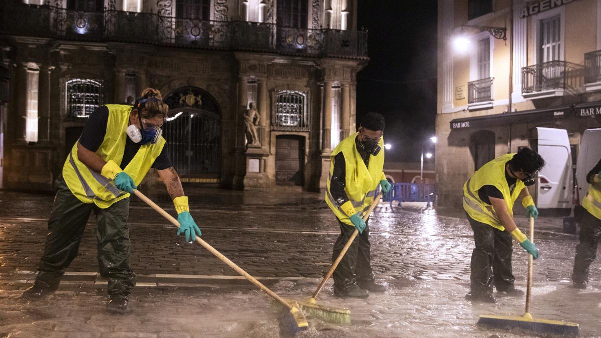 Los operarios aplican 1.500 litros de antideslizante para evitar que los toros resbalen y creen situaciones peligrosas. 