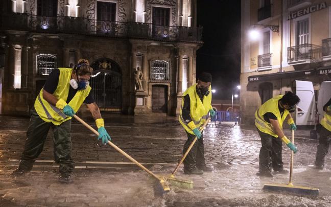 Los operarios aplican 1.500 litros de antideslizante para evitar que los toros resbalen y creen situaciones peligrosas. Los operarios aplican 1.500 litros de antideslizante para evitar que los toros resbalen y creen situaciones peligrosas.