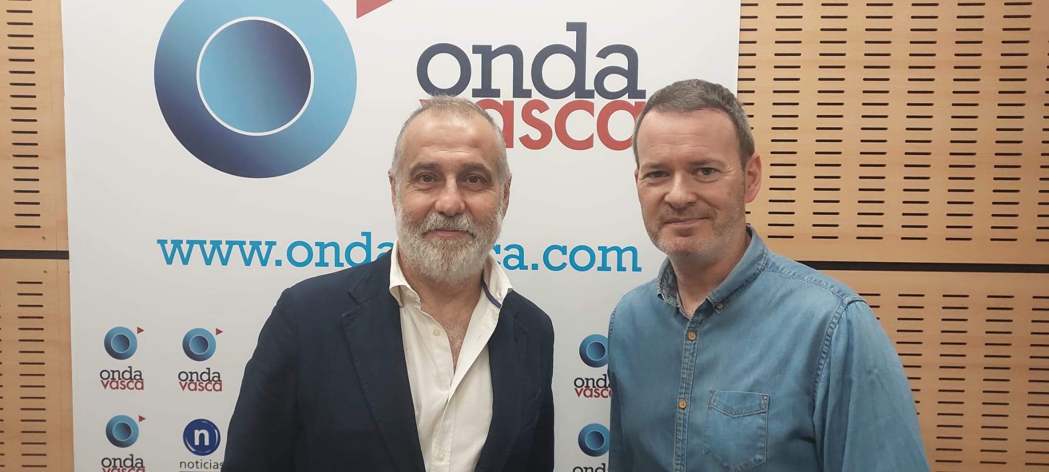 Antxon Díaz, vicepresidente de la Asociación de Artes Gráficas de Bizkaia, junto a Txema Gutiérrez