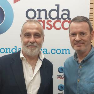 Antxon Díaz, vicepresidente de la Asociación de Artes Gráficas de Bizkaia, junto a Txema Gutiérrez