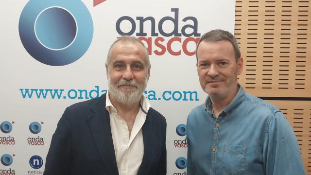 Antxon Díaz, vicepresidente de la Asociación de Artes Gráficas de Bizkaia, junto a Txema Gutiérrez