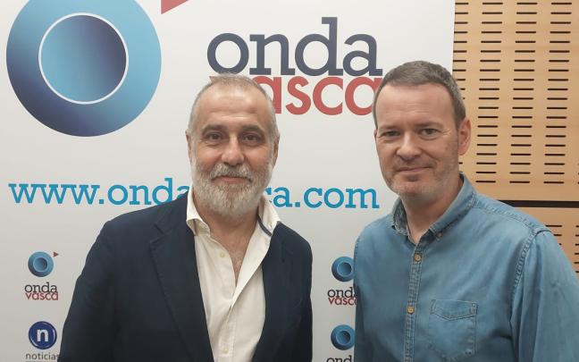 Antxon Díaz, vicepresidente de la Asociación de Artes Gráficas de Bizkaia, junto a Txema Gutiérrez