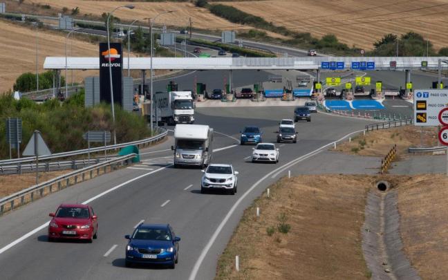 Coches cruzando el peaje de Zuasti. Patxi Cascante