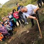 Cartel de la campaña Apadrina un Árbol de Baserria Km 0