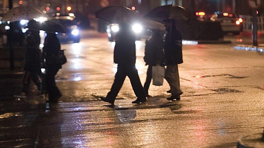 Peatones circulando por el centro de Pamplona. Patxi Cascante