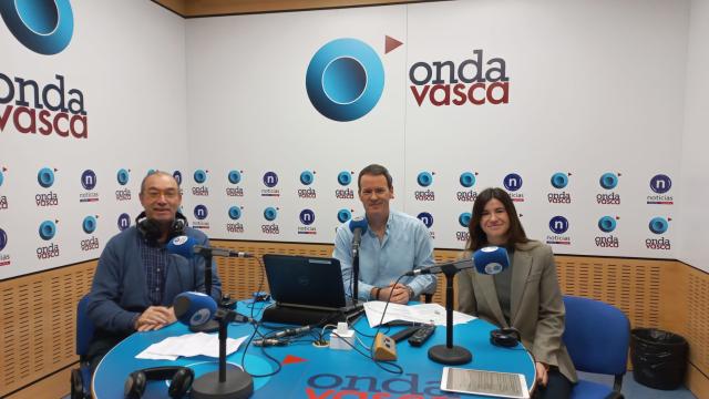 Los expertos Xabier Aja y Jaione Antoñana en los estudios de Onda Vasca
