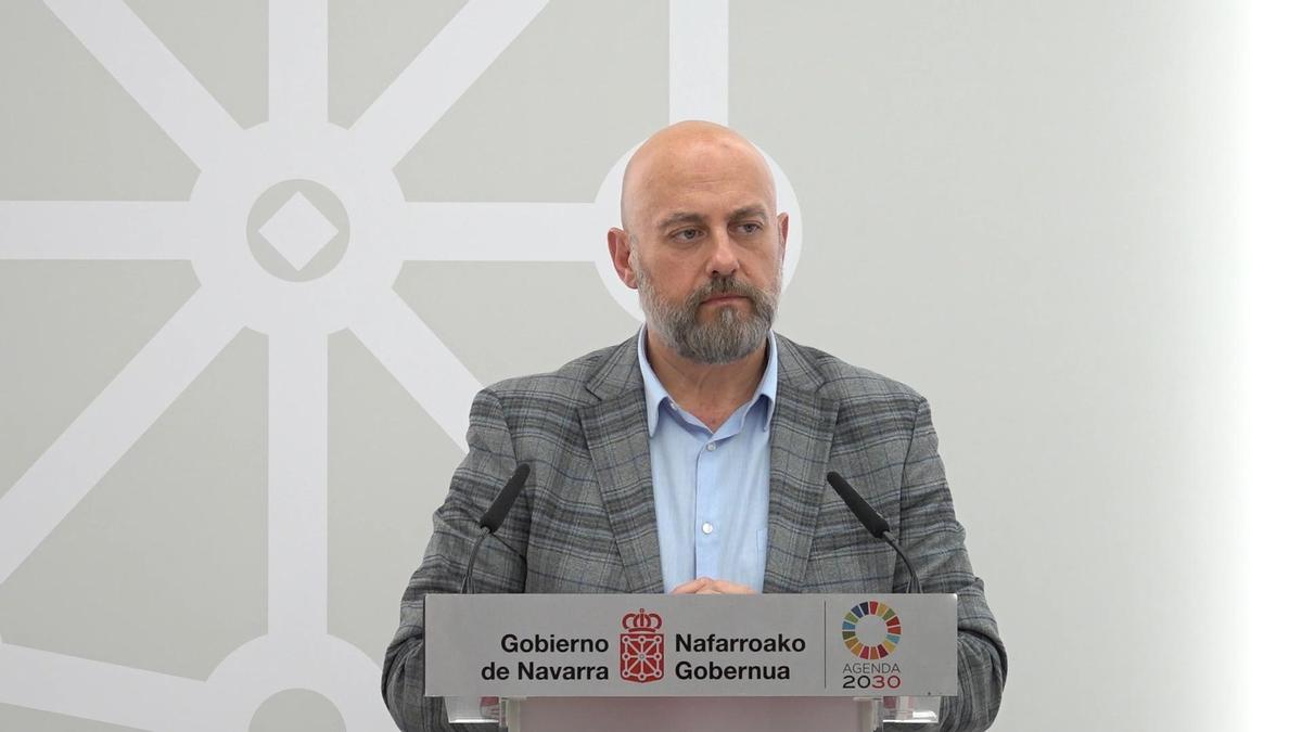 El consejero de Economía y Hacienda, José Luis Arasti, comparece en el Palacio de Navarra para valorar el acuerdo. GN