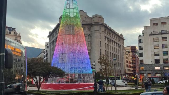 Prueba de luces en el nuevo árbol de la Plaza Moyúa en Bilbao | ONDA VASCA