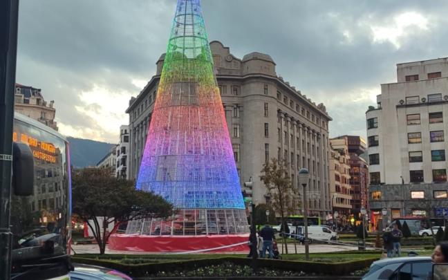Prueba de luces en el nuevo árbol de la Plaza Moyúa en Bilbao | ONDA VASCA Prueba de luces en el nuevo árbol de la Plaza Moyúa en Bilbao | ONDA VASCA