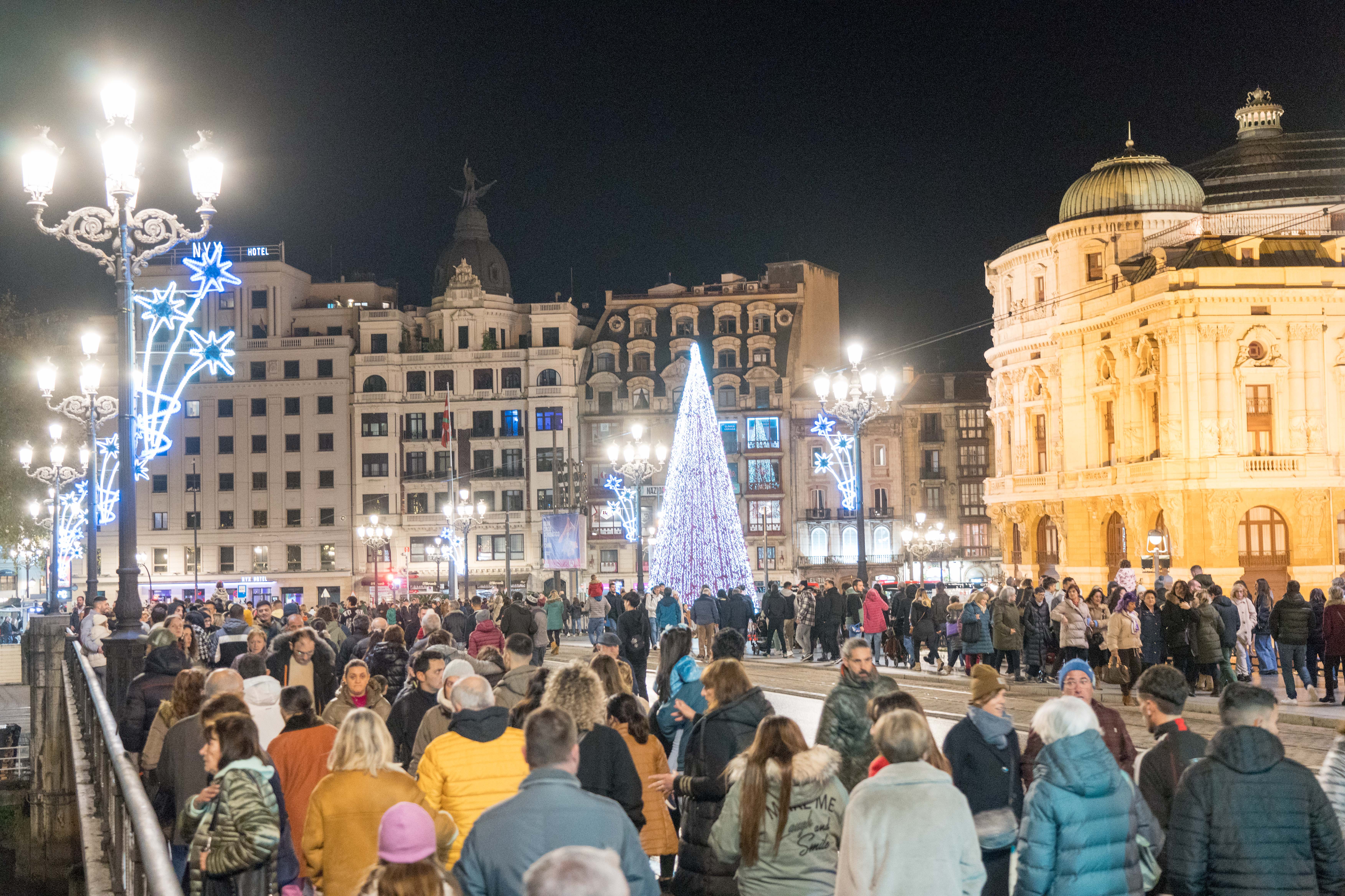 Plaza del teatro Arriaga con iluminación navideña