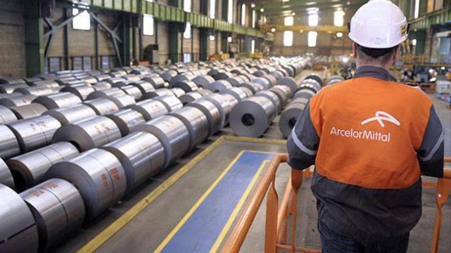 Un trabajador en una de las plantas de ArcellorMittal Archivo