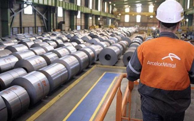 Un trabajador en una de las plantas de ArcellorMittal Archivo Un trabajador en una de las plantas de ArcellorMittal Archivo