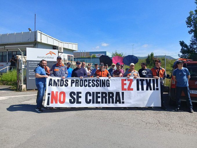 Trabajadores de Arcelor Mittal ante la planta de Legasa. 