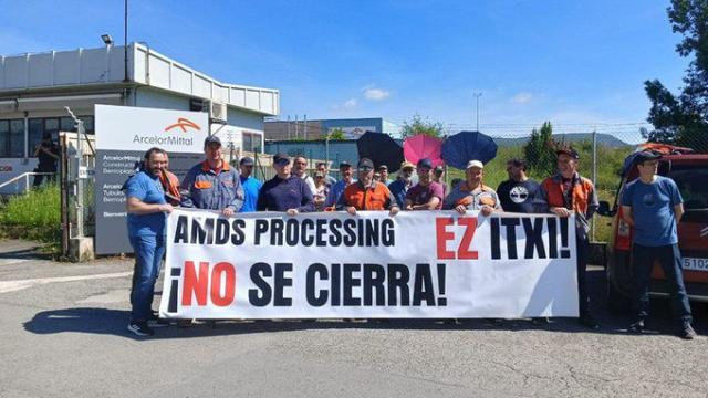 Trabajadores de Arcelor Mittal ante la planta de Legasa. Trabajadores de Arcelor Mittal ante la planta de Legasa.