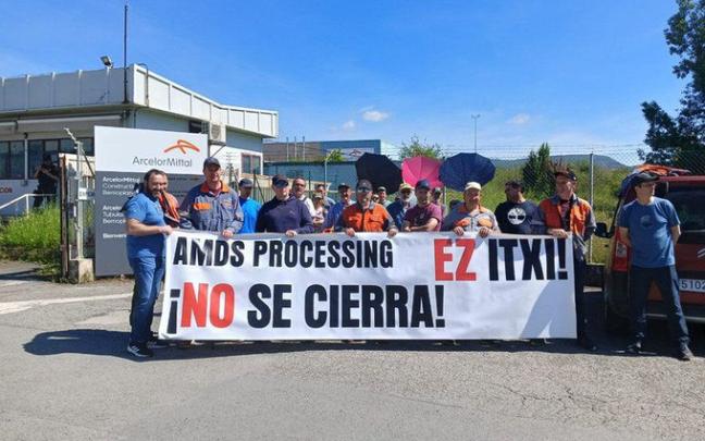 Trabajadores de Arcelor Mittal ante la planta de Legasa. Trabajadores de Arcelor Mittal ante la planta de Legasa.