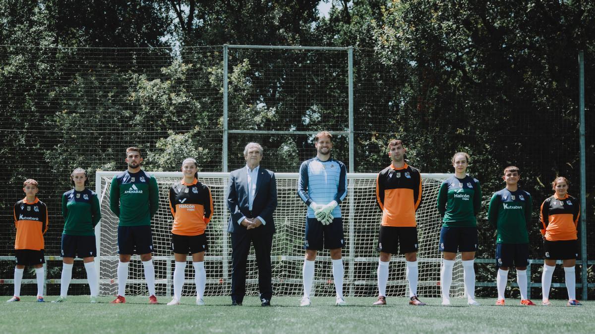Arconada, en medio de porteros del club con las camisetas que portarán esta campaña. REAL SOCIEDAD