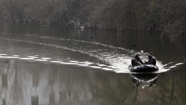 omberos realizan una búsqueda por el río Arga, en una foto de archivo. Patxi Cascante
