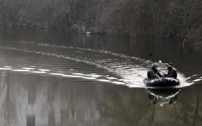 omberos realizan una búsqueda por el río Arga, en una foto de archivo. Patxi Cascante