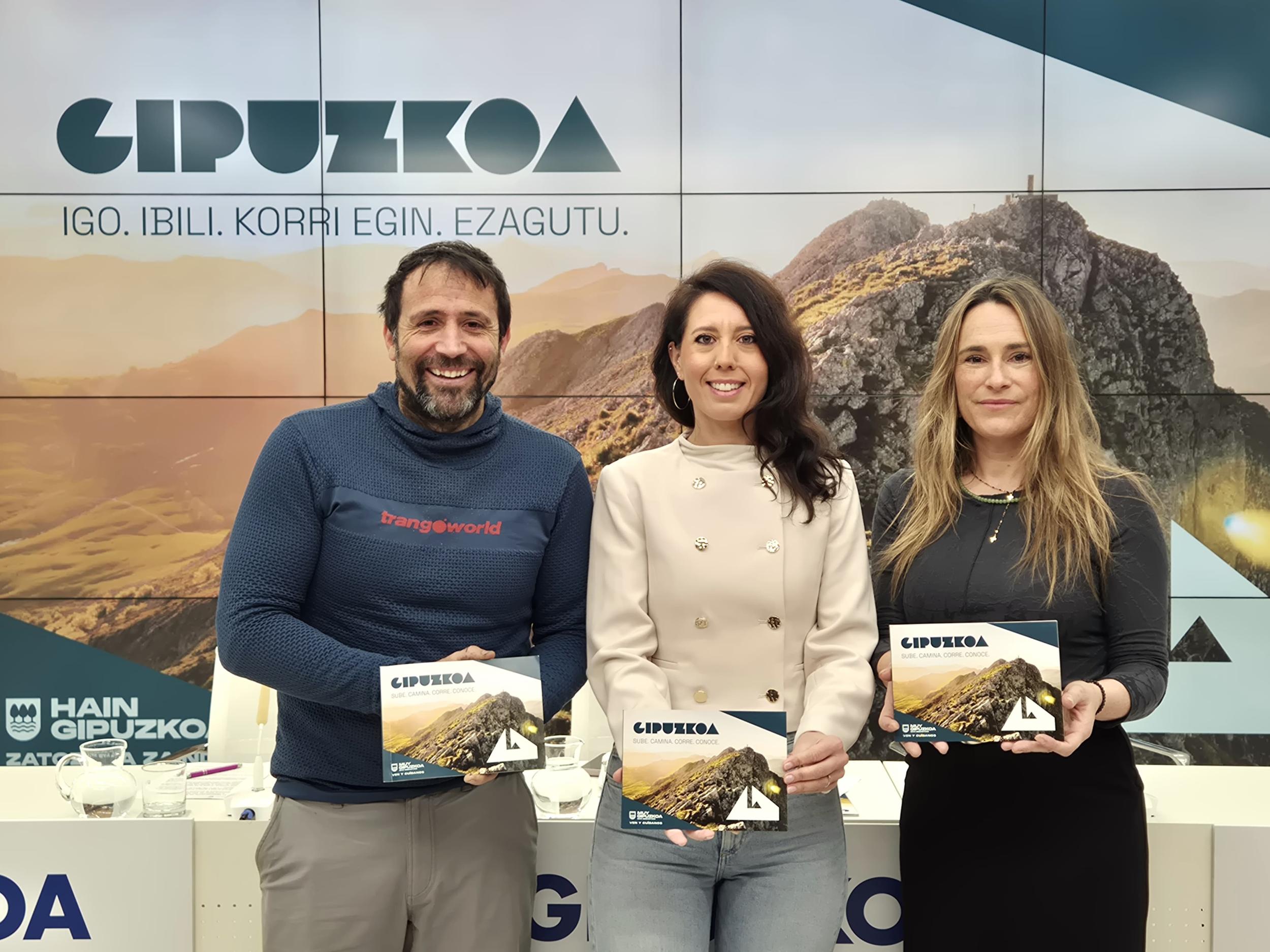 La diputada Azahara Domínguez, la directora Libe Otegui y el alpinista Alex Txikon