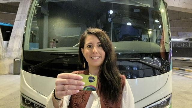 La diputada Azahara Domínguez delante de uno de los autobuses que cubren el servicio al aeropuerto de Loiu