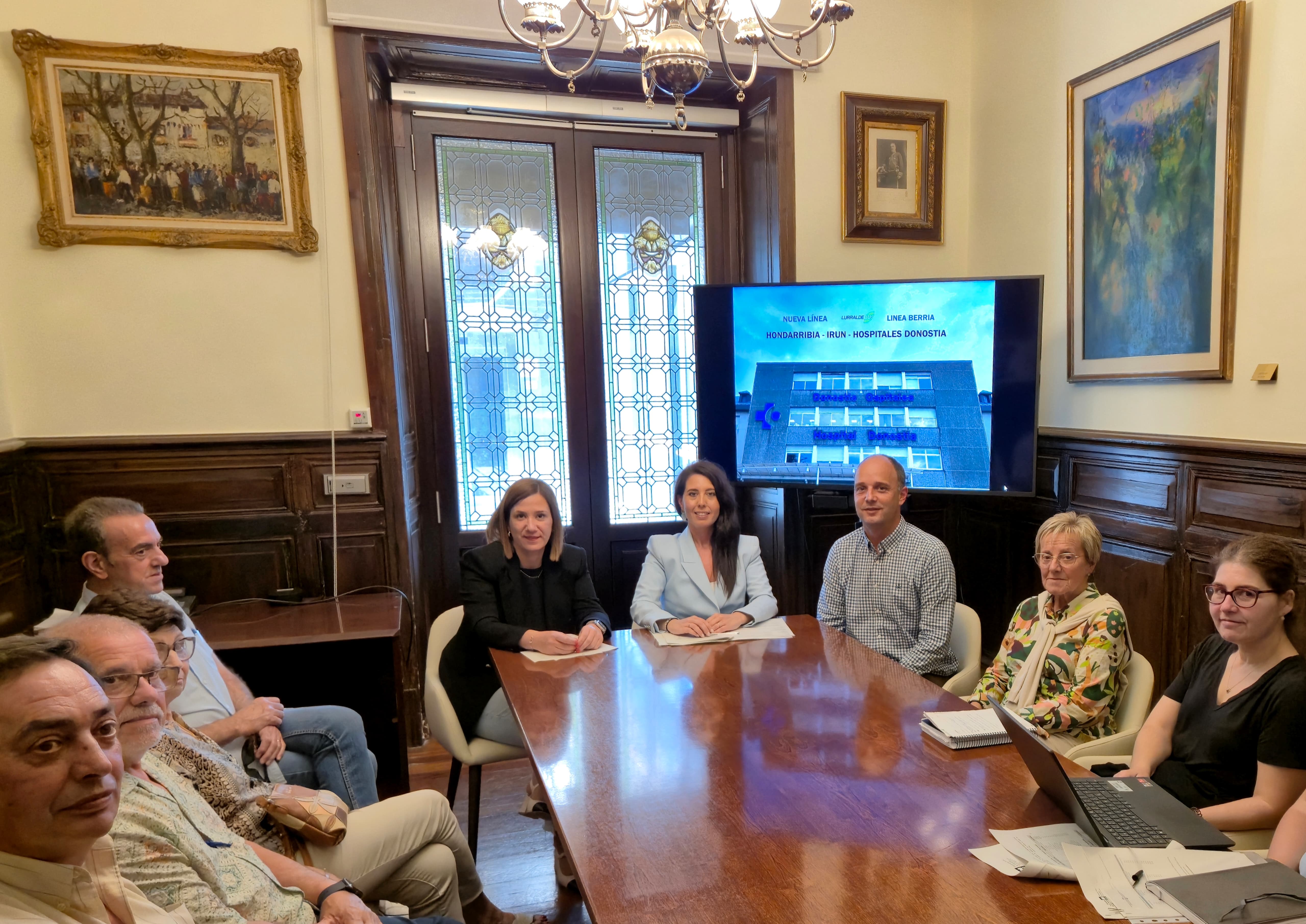 Reunión para anunciar la puesta en marca de la nueva línea directa de Hondarribia e Irun a Hospitales y Miramón