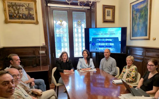 Reunión para anunciar la puesta en marca de la nueva línea directa de Hondarribia e Irun a Hospitales y Miramón