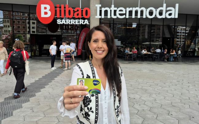 Azahara Domínguez con la tarjeta Mugi frente Bilbao Intermodal Azahara Domínguez con la tarjeta Mugi frente Bilbao Intermodal