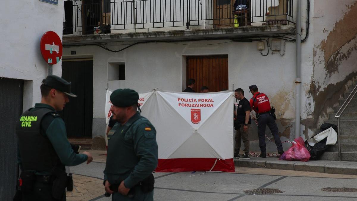 Agentes policiales en el lugar del crimen de Arguedas. Patxi Cascante