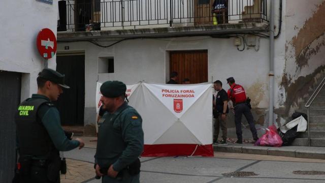 Agentes policiales en el lugar del crimen de Arguedas. Patxi Cascante