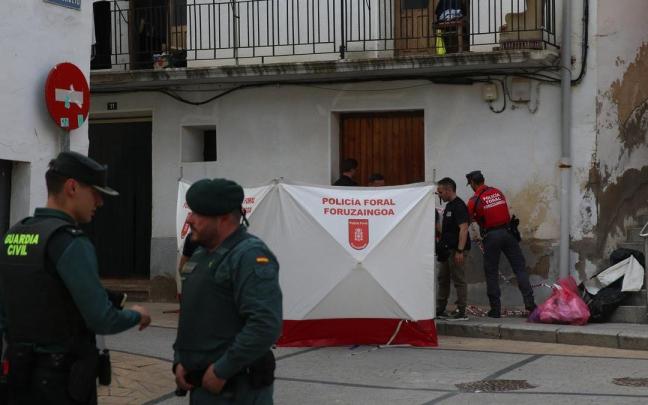 Agentes policiales en el lugar del crimen de Arguedas. Patxi Cascante