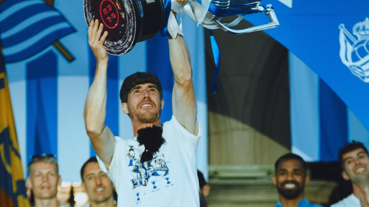Aritz, con la Copa de esta temporada. REAL SOCIEDAD