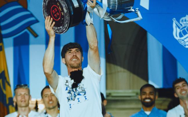 Aritz, con la Copa de esta temporada. REAL SOCIEDAD