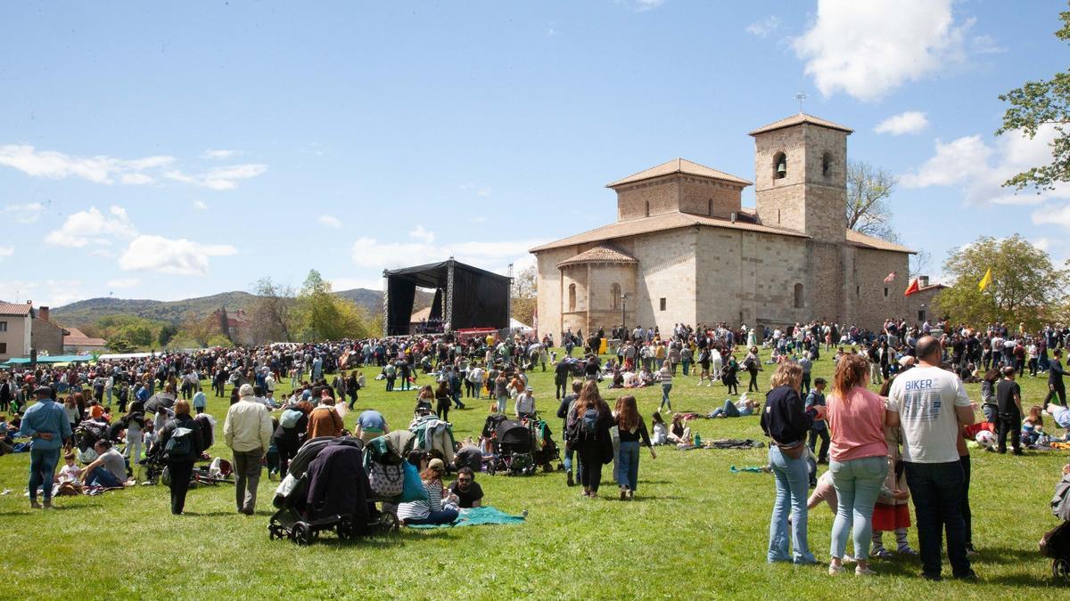 La romería lleva la fiesta a las campas de Armentia. Josu Chavarri Erralde