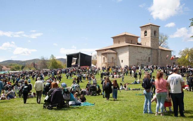 La romería lleva la fiesta a las campas de Armentia. Josu Chavarri Erralde La romería lleva la fiesta a las campas de Armentia. Josu Chavarri Erralde