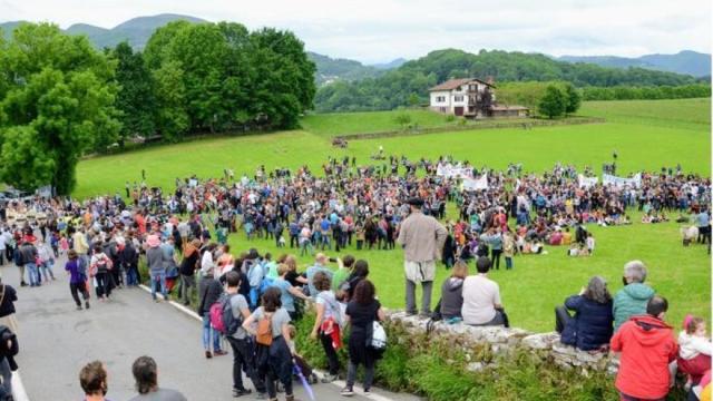 Activistas impiden el paso de las máquinas durante la tala de árboles en el entorno de Aroztegia. Ondikol