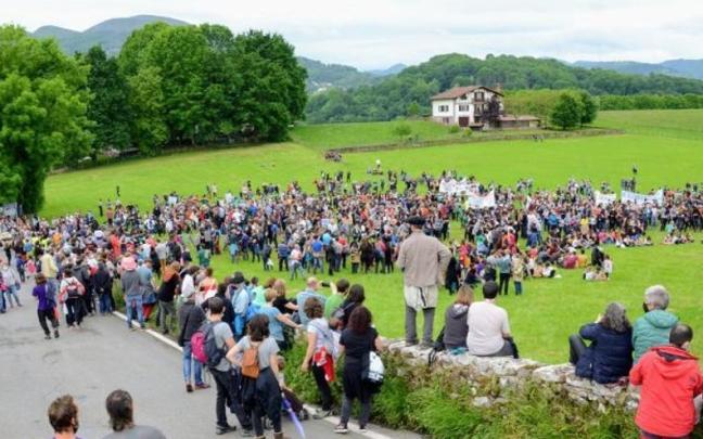 Activistas impiden el paso de las máquinas durante la tala de árboles en el entorno de Aroztegia. Ondikol