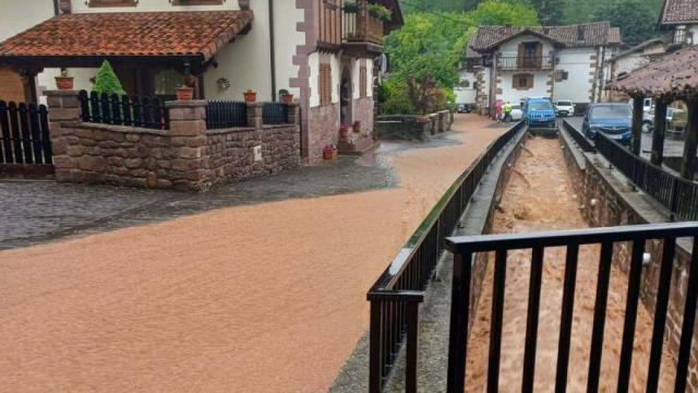 Dos regatas se desbordan en Arraioz. Foto: Juan Mari Ondikol