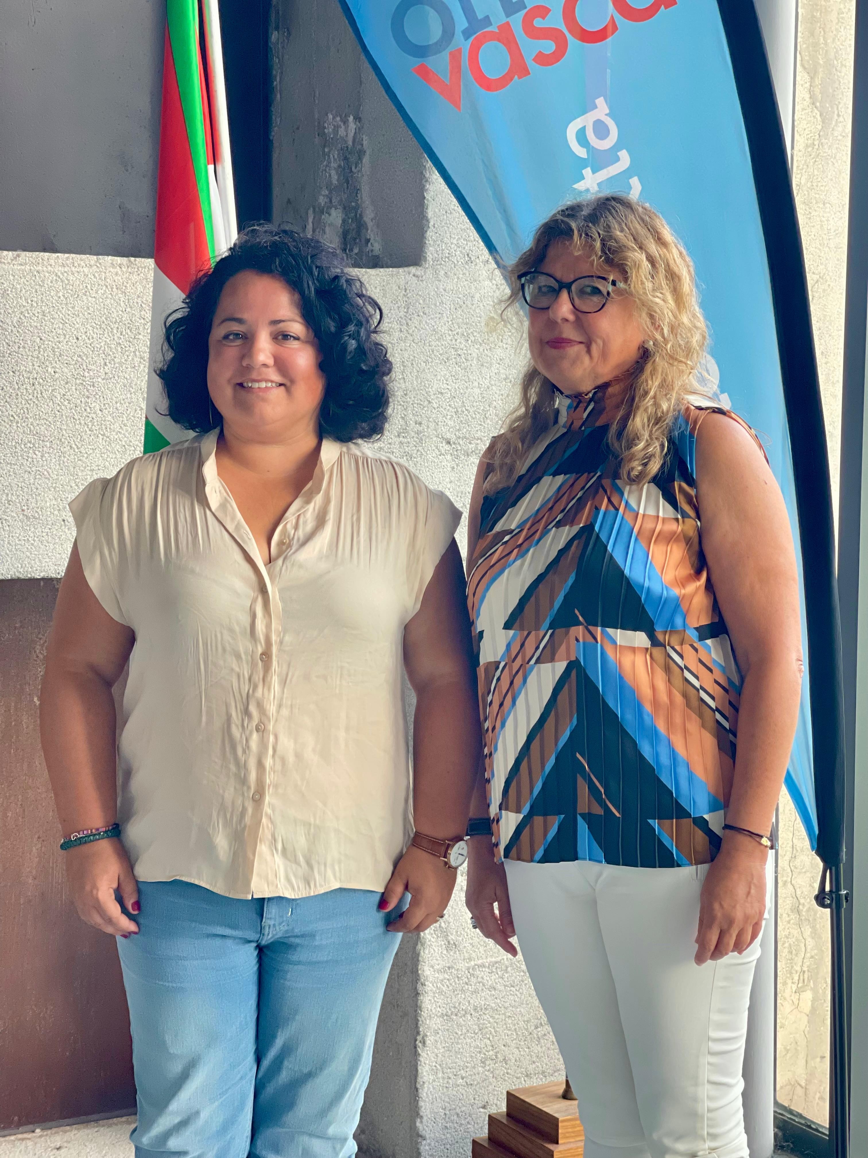 Arrate Robertson, técnica de empresas behangintza y Yolanda Palacio que técnico de innovación y sostenibilidad de la cámara de Comercio