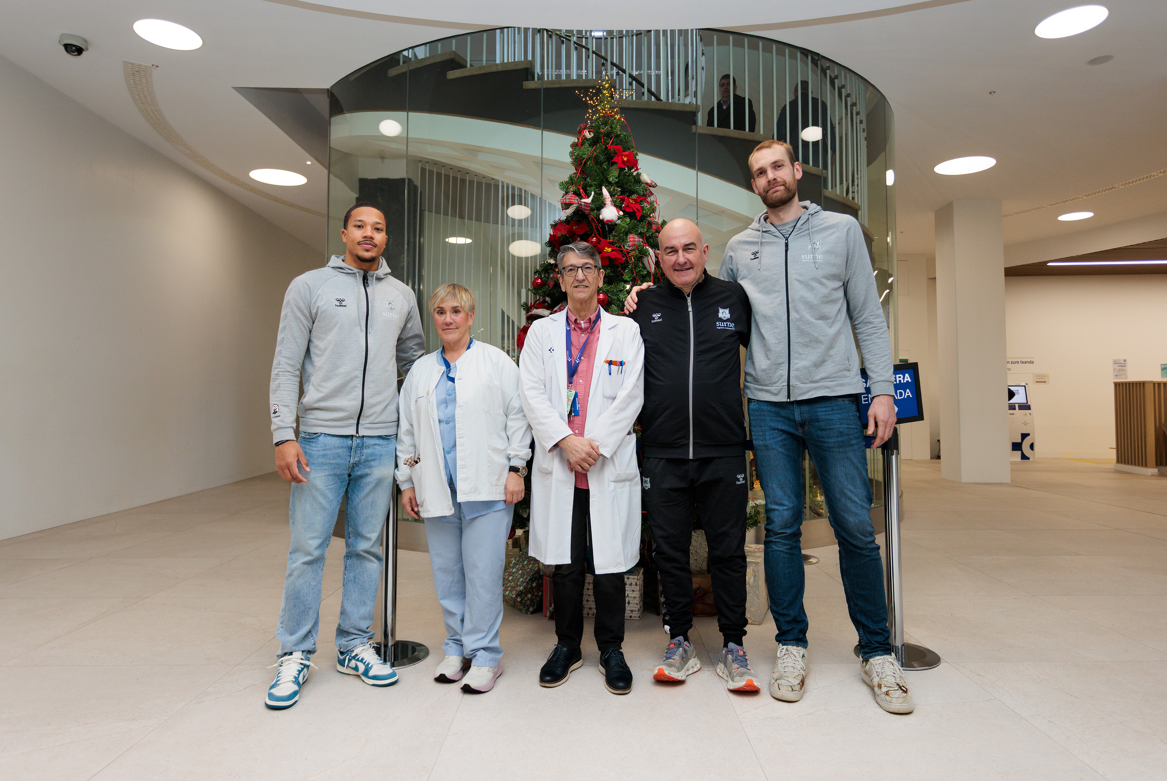 Pantzar, Ponsarnau y Hlinason posan junto con la dirección del hospital de Cruces
