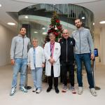 Pantzar, Ponsarnau y Hlinason posan junto con la dirección del hospital de Cruces