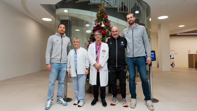 Pantzar, Ponsarnau y Hlinason posan junto con la dirección del hospital de Cruces