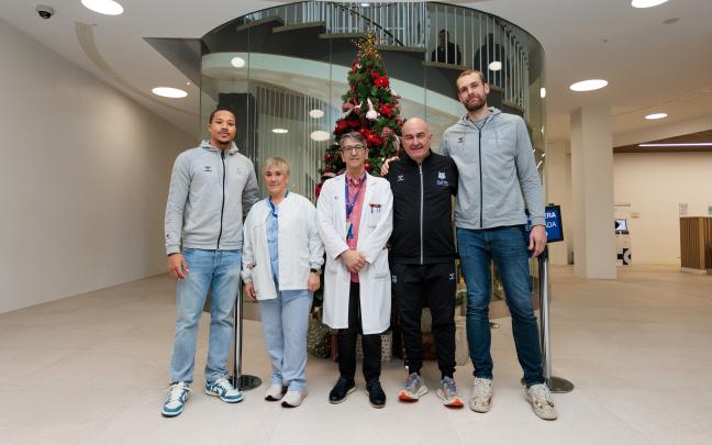 Pantzar, Ponsarnau y Hlinason posan junto con la dirección del hospital de Cruces