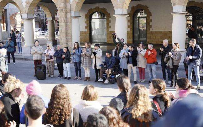 Concentración en repulsa por la agresión sufrida por el comerciante de Arrigorriaga | Markel Fernández, Deia Concentración en repulsa por la agresión sufrida por el comerciante de Arrigorriaga. Markel Fernández