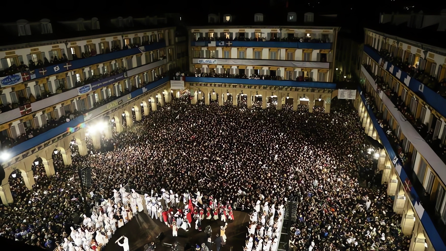 Imagen de archivo de la arriada de la bandera de San Sebastian / GORKA ESTRADA