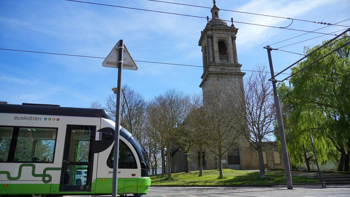 El tranvía circula por Arriaga. Jorge Muñoz