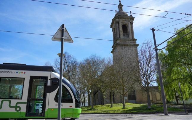 El tranvía circula por Arriaga. Jorge Muñoz
