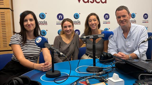 Ane Pikaza e Itziar Manero junto a Txema Gutiérrez e Iranzu Calvo