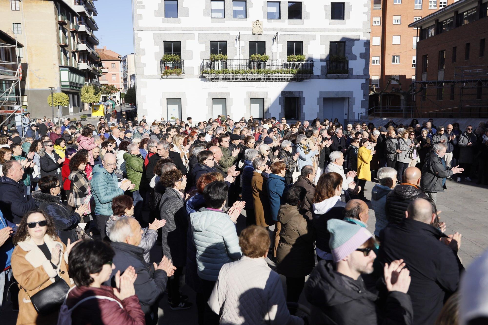 En imágenes: Concentración en Arrigorriaga en contra de la agresión grupal a un comerciante Andrea Valle