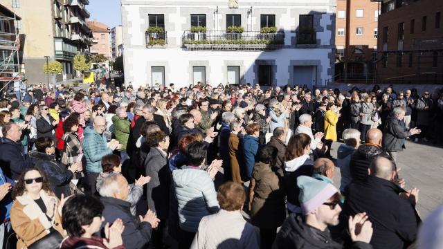 En imágenes: Concentración en Arrigorriaga en contra de la agresión grupal a un comerciante Andrea Valle